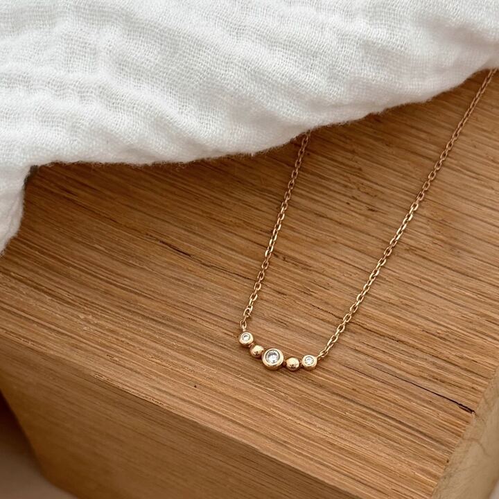 Collier plaqué or 3 microns 18 carats pour femme composé d'une chaîne classique et d'une barrette courbée et sertie de petits oxydes de zirconium.