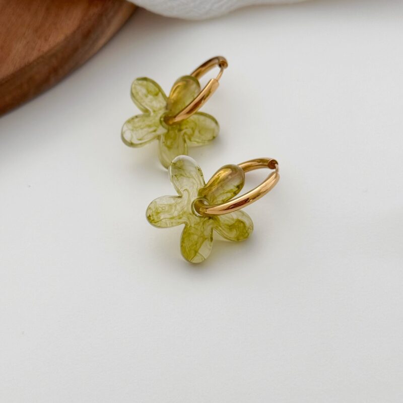 Boucles d'oreilles style créoles en acier inoxydable doré Ce bijou est décoré d'un anneau lisse et d'un pendentif fleur en acétate coloris vert (chaque fleur étant unique, la couleur peut varier selon les modèles) Diamètre créoles : 2.5 cm Diamètre fleur : 2.8 cm Longueur totale : 3.6 cm Fermoir loquet La paire de boucles d'oreilles est très légère ! Par mesure d’hygiène, les boucles d’oreilles ne sont ni reprises, ni échangées Cette paire est garantie sans nickel, sans cadmium, sans sel de plomb Elle résiste à l’eau et ne noircit pas