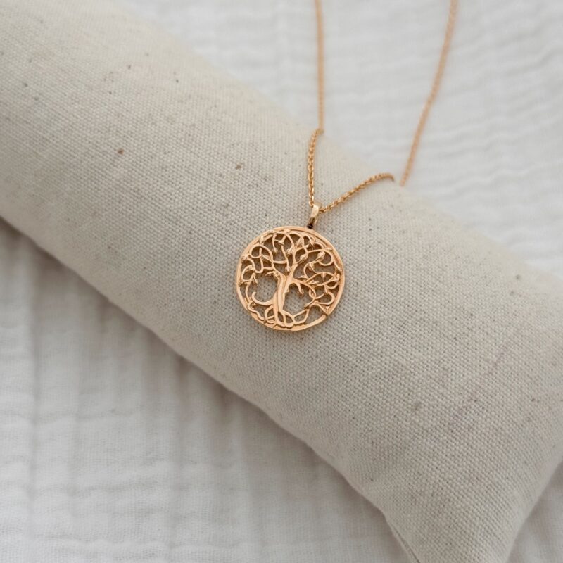 Collier en plaqué or 3 microns 18 carats  Bijou décoré d'une fine chaîne classique et d'un pendentif au design arbre de vie  Diamètre du pendentif : 2 cm  Fermoir mousqueton
