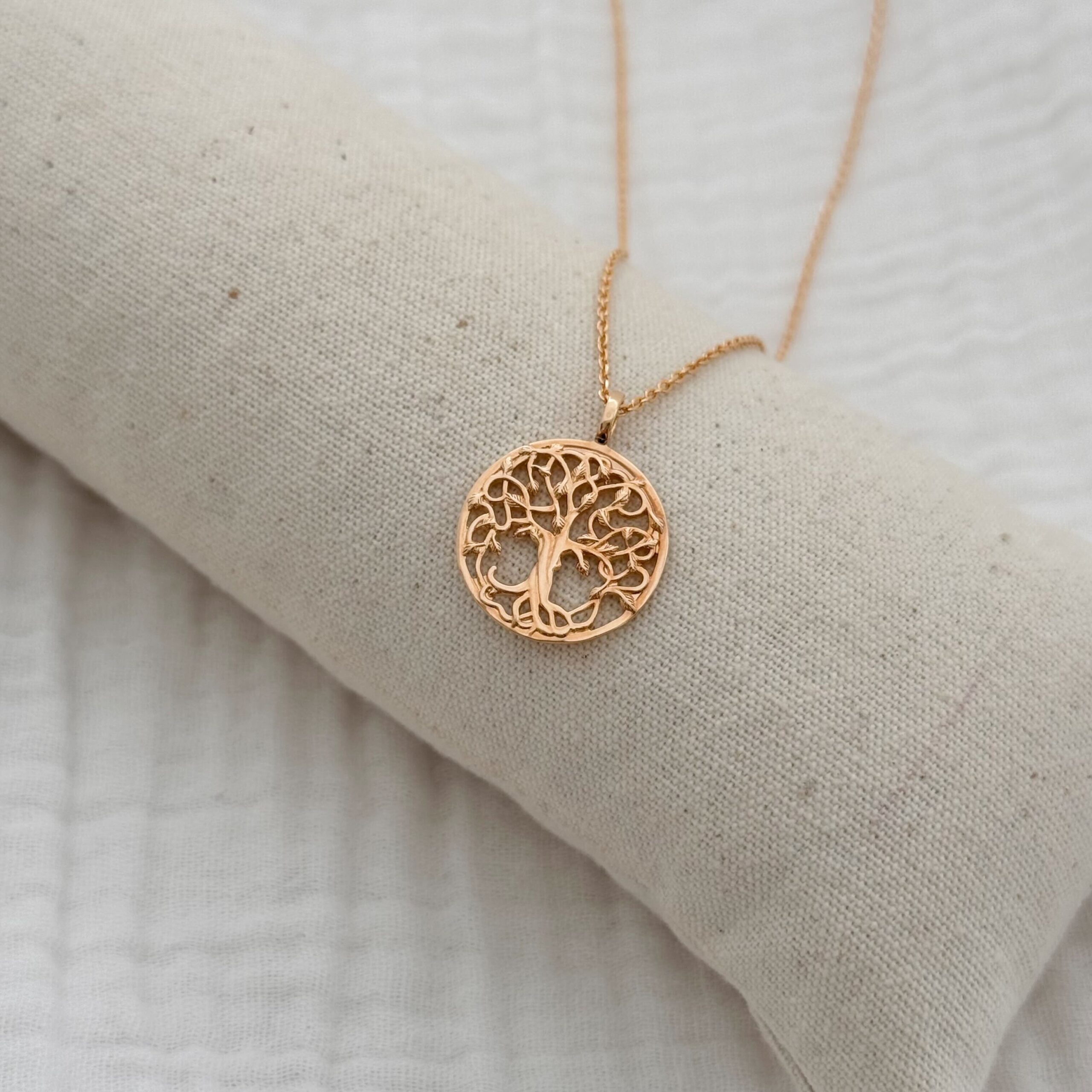 Collier en plaqué or 3 microns 18 carats  Bijou décoré d'une fine chaîne classique et d'un pendentif au design arbre de vie  Diamètre du pendentif : 2 cm  Fermoir mousqueton