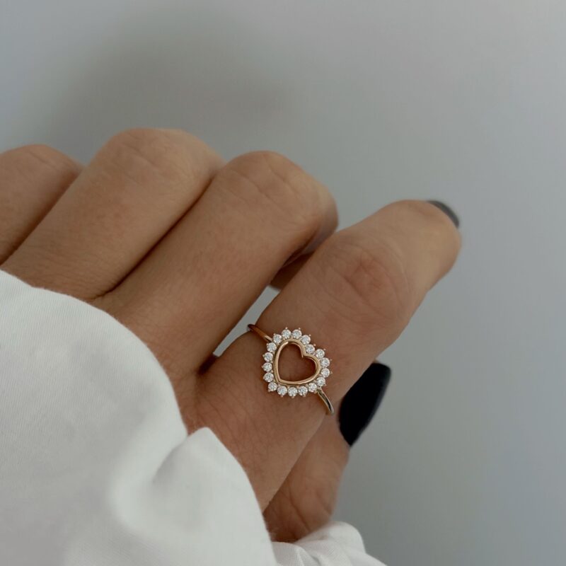 Bague Coeur en plaqué or 3 microns 18 carats Design : Bijou élégant qui est composé d'un anneau lisse monté d'un cœur ajouré orné de petits oxydes de zirconium sur le pourtour   Dimensions cœur : 1.2 cm x 1.2 cm Collection amour, bijou élégant brillant