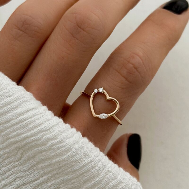 Bague Valentina bijou femme elegant collection amour coeur ajoure et oxydes de zirconium en plaqué or 3 microns 18 carats signé jolie demoiselle