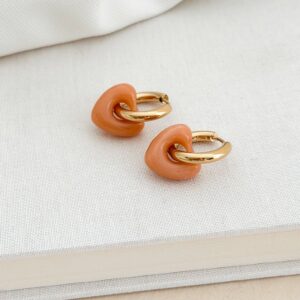 Boucles d'oreilles femme en acier inoxydable doré coeur pendant en acétate couleur pêche.