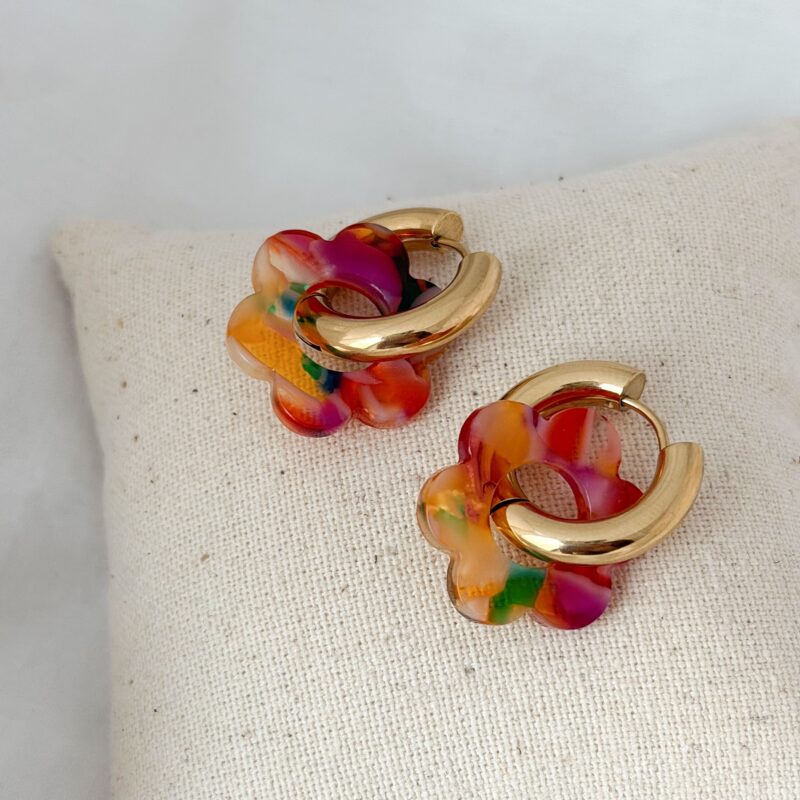 Boucles d'oreilles tendance style créoles en acier inoxydable doré Bijou décoré d'une créoles au fini lisse et d'une fleur en acétate multicouleurs Diamètre de l'anneau : 2 cm Diamètre intérieur : 1,2 cm Diamètre de la fleur : 2 cm Longueur totale de la boucle d'oreille : 2.5 cm Chaque fleur étant unique, la couleur peut varier selon les modèles Fermoir pratique et sécurisé : Dotées d'un fermoir loquet, ces boucles d'oreilles sont faciles à mettre et garantissent une tenue fiable tout au long de la journée Par mesure d’hygiène, les boucles d’oreilles ne sont ni reprises, ni échangées Cette paire est garantie sans nickel, sans cadmium, sans sel de plomb Elle résiste à l’eau et ne noircit pas