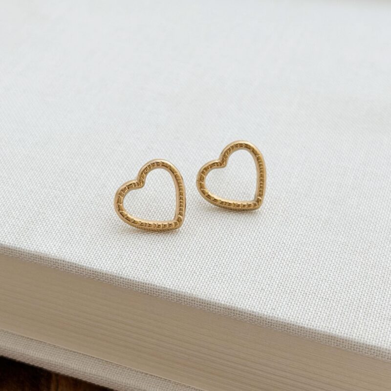 Boucles d'oreilles Cœur en acier inoxydable Design : Bijou au motif cœur ajouré au fini irrégulier Dimensions : 1.2 x 1.1 cm Fermoir papillon + silicone Par mesure d’hygiène, les boucles d’oreilles ne sont ni reprises, ni échangées Cette paire est garantie sans nickel, sans cadmium, sans sel de plomb Elle résiste à l’eau et ne noircit pas