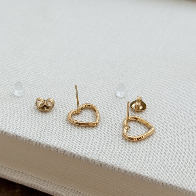 Boucles d'oreilles fermoirs papillon Cœur en acier inoxydable Design : Bijou au motif cœur ajouré au fini irrégulier Dimensions : 1.2 x 1.1 cm Fermoir papillon + silicone Par mesure d’hygiène, les boucles d’oreilles ne sont ni reprises, ni échangées Cette paire est garantie sans nickel, sans cadmium, sans sel de plomb Elle résiste à l’eau et ne noircit pas