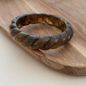 Bracelet type jonc très tendance ! Design : Le bijou est en résine avec un effet torsadé coloris marron foncé légèrement nuancé Dimensions : La largeur du bracelet est de 1.7 cm et le diamètre intérieur est de 6.6 cm Non ajustable Étant de l'acétate, leurs couleurs peuvent varier d'une pièce à l'autre Disponible en écru