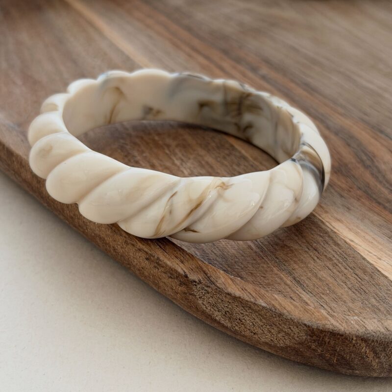 Bracelet type jonc très tendance ! Design : Le bijou est en résine avec un effet torsadé coloris écru légèrement nuancé Dimensions : La largeur du bracelet est de 1.7 cm et le diamètre intérieur est de 6.6 cm Non ajustable Étant de l'acétate, leurs couleurs peuvent varier d'une pièce à l'autre