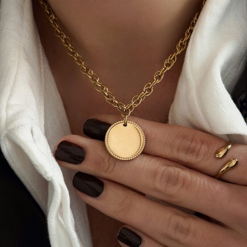 Collier Lussia bijou a personnaliser en acier inoxydable doré médaillon rond decoré sur le pourtour chaine épaisse tendance séléction de bijoux jolie demoiselle shop