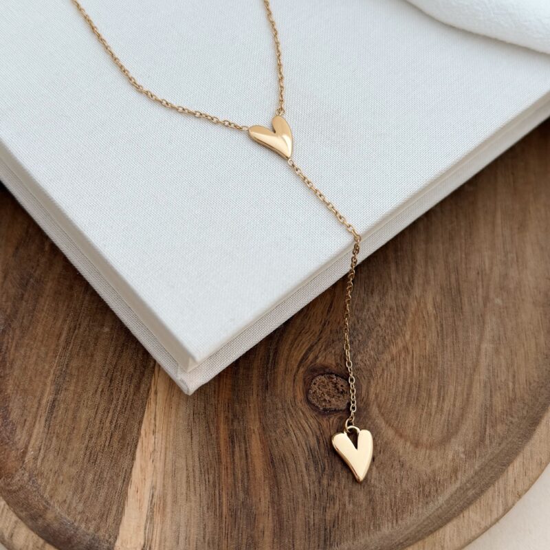 Collier Y en acier inoxydable doré Design : Ce collier se compose d'une chaîne classique décorée de cœurs au fini lisse Ce collier en forme de Y ajustable est le bijou parfait pour habiller votre décolleté ! Ajustable de 63 cm à 68 cm Par mesure d’hygiène, les boucles d’oreilles ne sont ni reprises, ni échangées Ce collier est garantie sans nickel, sans cadmium, sans sel de plomb Il résiste à l’eau et ne noircit pas Collection amour