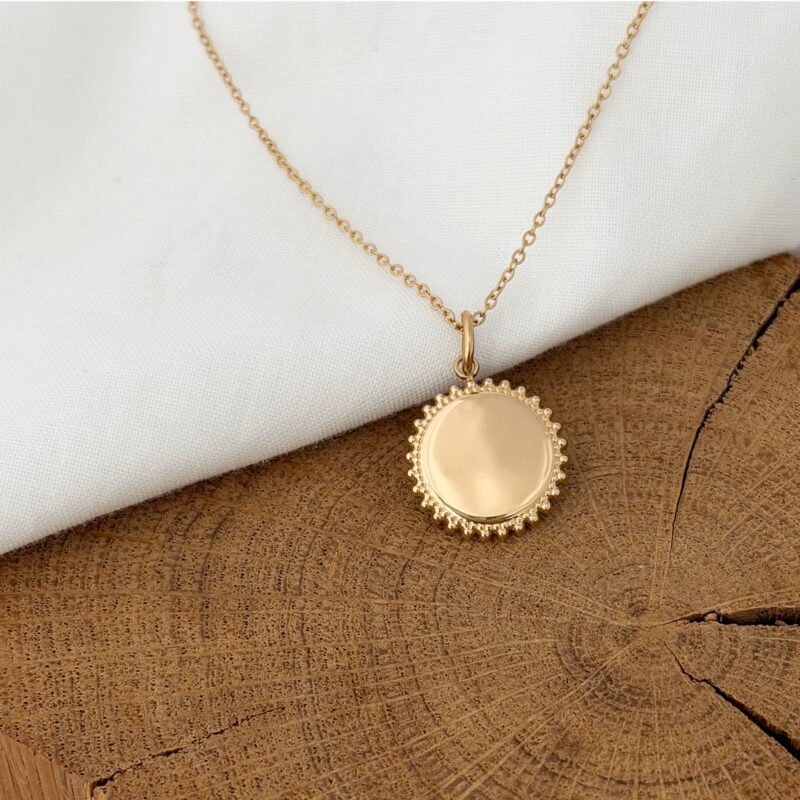 Collier Viola bijou a graver avec une personnalisation gravure medaillon rond motif soleil decoré sur le pourtour acier inoxydable séléction de bijoux tendance jolie demoiselle