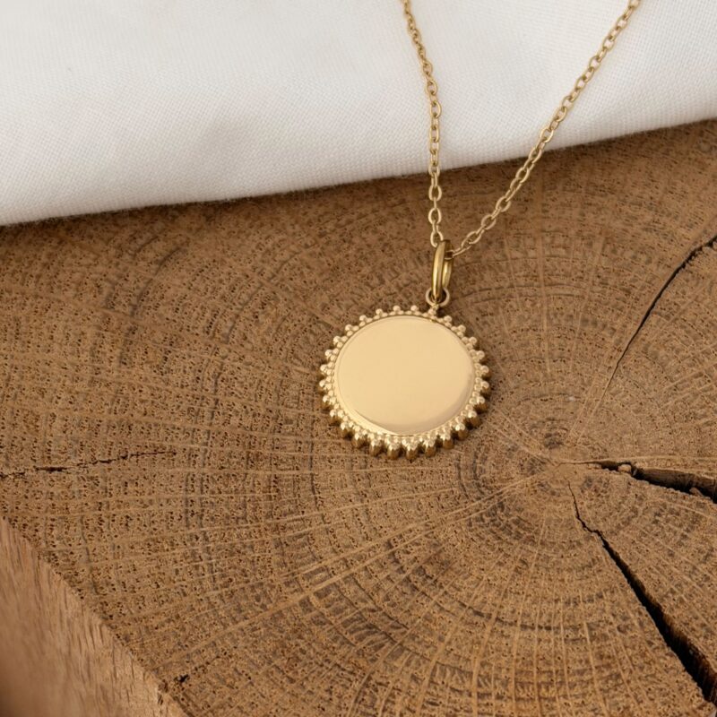 Collier Viola bijou a graver avec une personnalisation gravure medaillon rond motif soleil decoré sur le pourtour acier inoxydable séléction de bijoux tendance jolie demoiselle