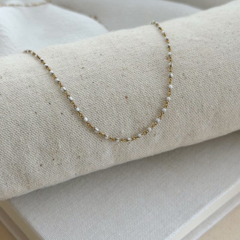 Collier lopa bijou acier inoxydable dore pour femme fine chaine emaillée de blanc tour de cou ajustable séléction jolie demoiselle shop