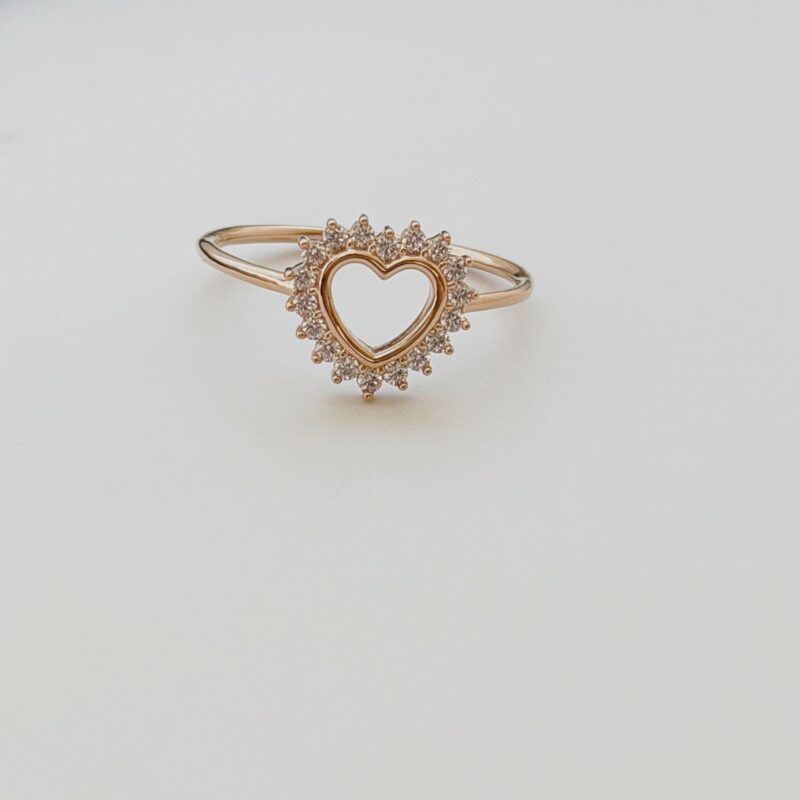 Bague Amara bijou plaqué or 3 microns 18 carats design élègant brillant et raffiné pour femme motif coeur ajour et oxydes de zirconium disponible en plusieurs tailles bijoux jolie demoiselle shop