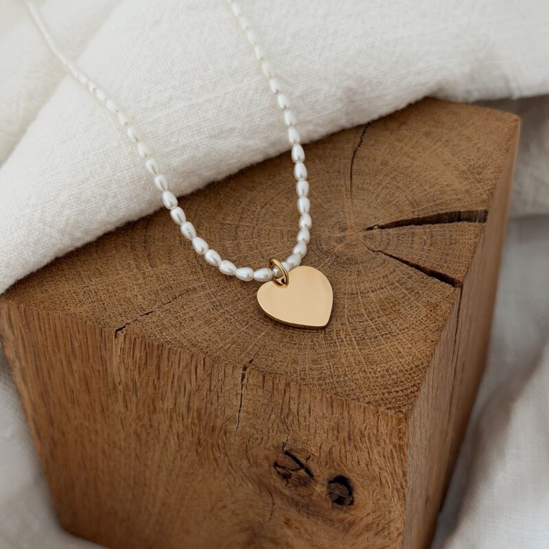 Isadora collier en acier inoxydable doré et perles en résine pendentif coeur lisse a graver avec une personnalisation selection bijou femme jolie demoiselle shop