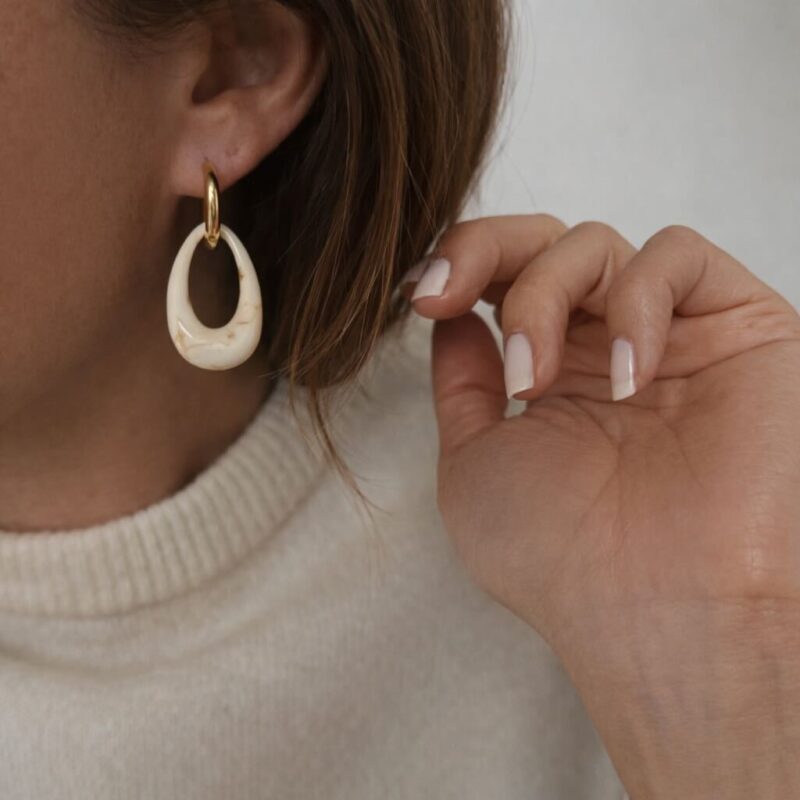 Boucles d'oreilles pour femme en acier inoxydable doré empiècement ovale beige.