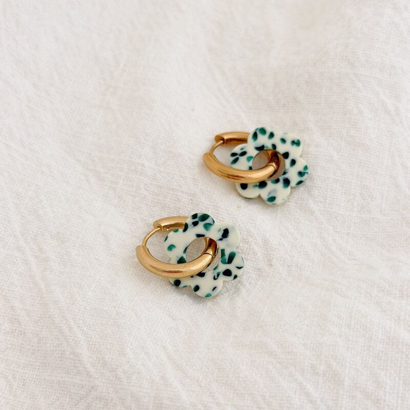 Boucles d'oreilles Mini stella acier inoxydabel doré bijou pour femme créoles lisses et fleurs blanc et vert séléction de bijoux jolie demoiselle