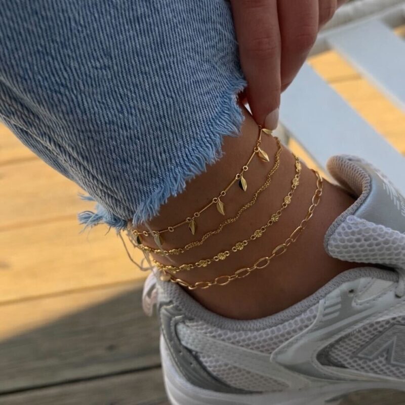 Bracelet chaîne de cheville tendance en acier inoxydable doré. Découvrez nos différents bijoux de cheville inoxydable avec plusieurs style de chaîne.