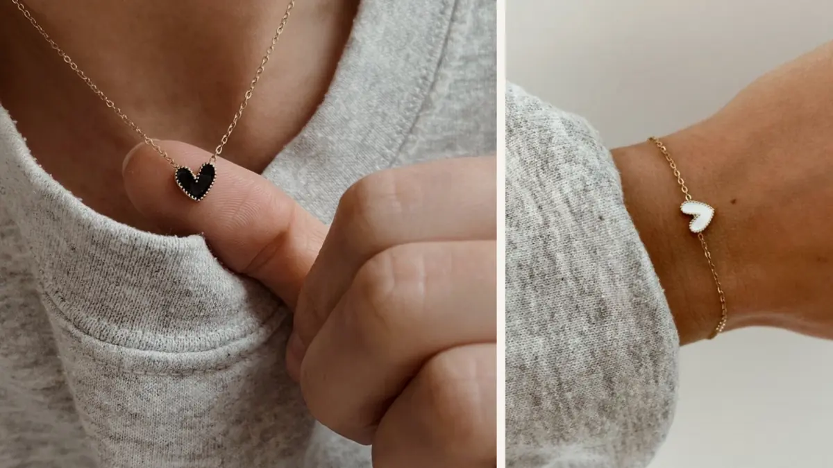 Collection de bijoux tendance à offrir en acier inoxydable décoré d'un petit coeur émaillé. Le coeur est disponible dans plusieurs coloris.