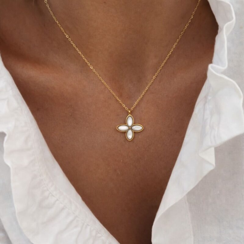 Collier femme très tendance au style minimaliste et raffiné. Le collier se compose d'une fine chaîne en acier inoxydable et d'un pendentif en forme de fleur, en nacre blanche.