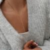Collier acier inoxydable minimaliste et tendance en forme de Y. La chaîne est décorée de petites billes.
