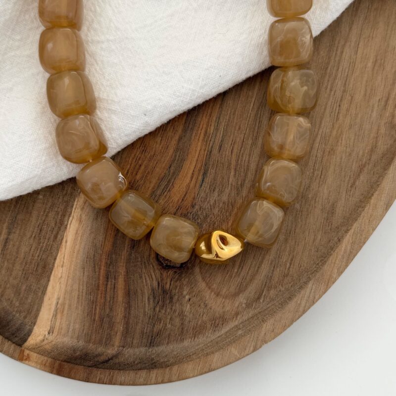 Collier tendance grosses perles pour femme en acier inoxydable et perles marrons.