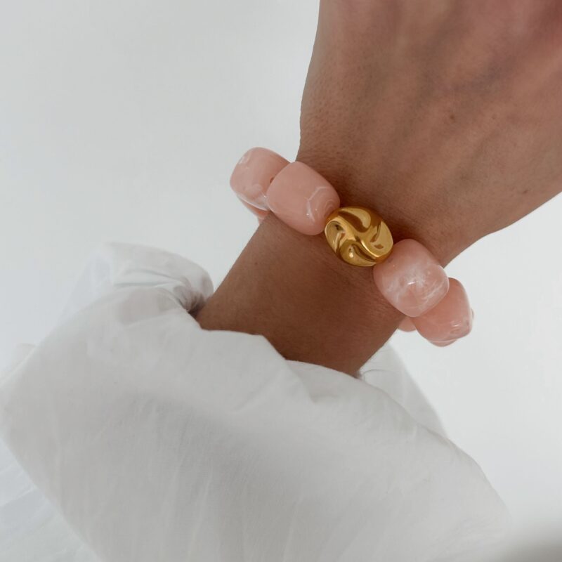 Bracelet élastique très tendances avec de grosses perles roses en forme de cube.