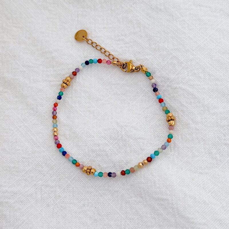 Bracelet fin pour femme décoré de petites perles multicolores.