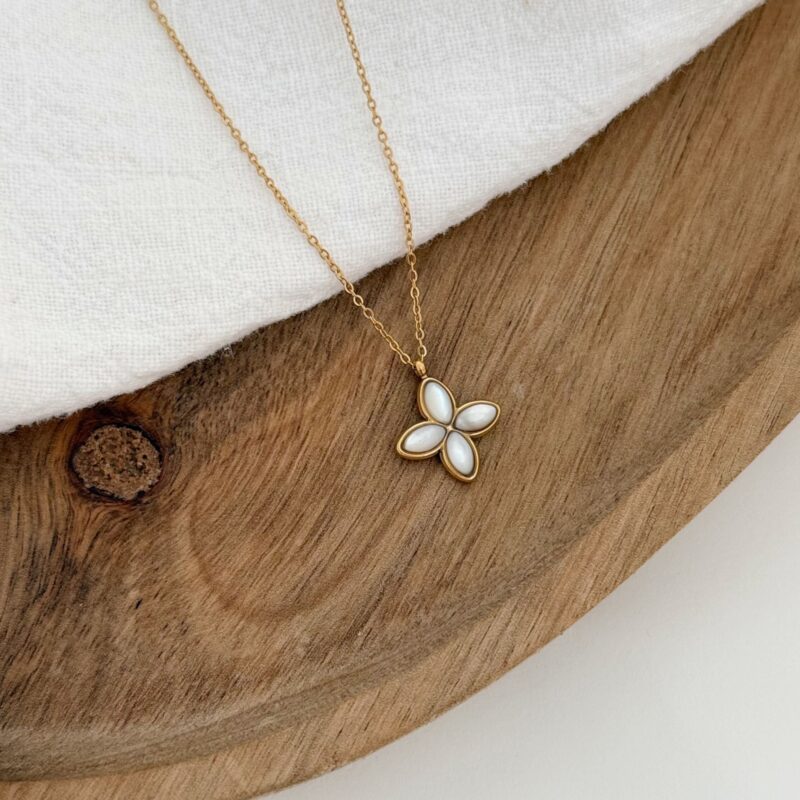 collier donia bijou femme acier inoxydable doré pendentif fleur fini nacré taille ajustable séléction de bijoux jolie demoiselle