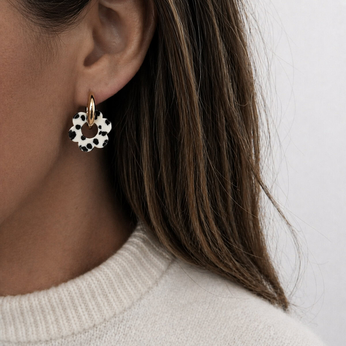 Boucles d'oreilles tendance motif fleur en acétate design Terrazzo blanc et noir.