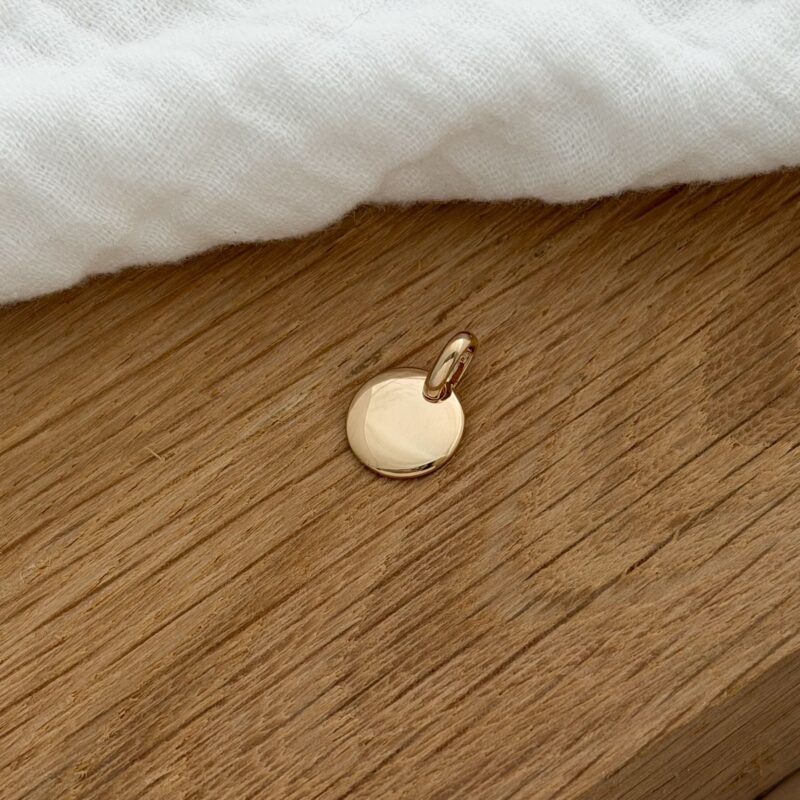 Médaillon rond en plaqué or 3 Microns 18 carats en vente à l'unité sans la chaîne. Ce joli médaillon est idéal pour être ajouté à une chaîne que vous possédez déjà. Il mesure 1 centimètre de diamètre et possède un fini lisse légèrement bombé. Vous pouvez choisir de le personnaliser ou non avec une gravure.
