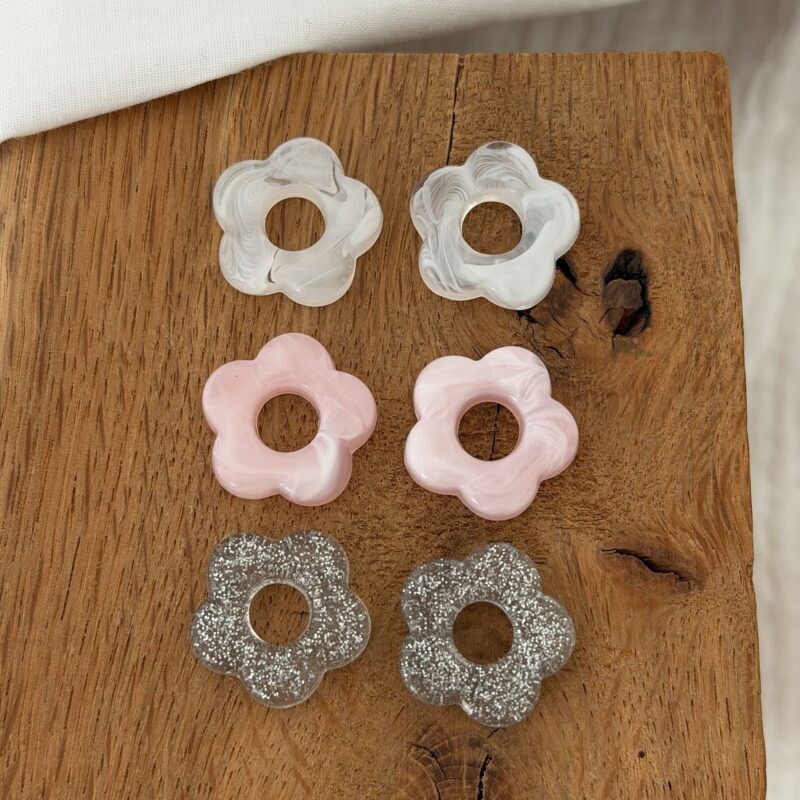 Composants fleurs en acétate pour boucles d'oreilles type créoles. Trois coloris : rose, blanc et gris pailleté.