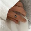 Bague néora bijou acier inoxydable doré et noir motif floral fleur au coloris noir séléction jolie demoiselle expédition sous 24h