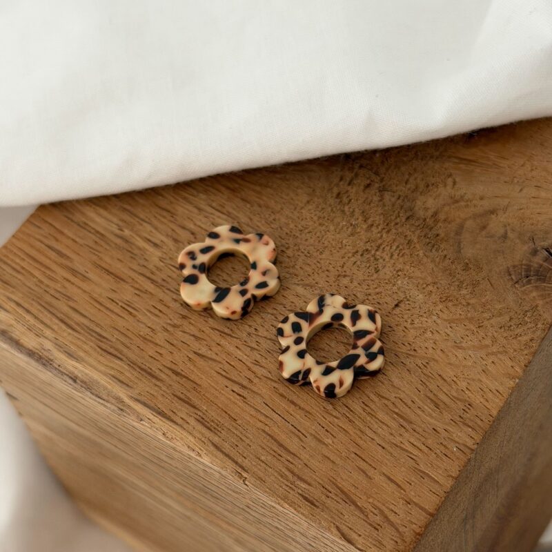Boucles d'oreilles interchangeables pour femme, le must-have bijoux du moment ! Découvrez notre paire de fleurs en acétate, coloris beige et marron, motif léopard. Ce bijou sera à glisser sur votre paire de boucles d'oreilles type créoles favorite ! Diamètre de la fleur : 0,8 centimètres.