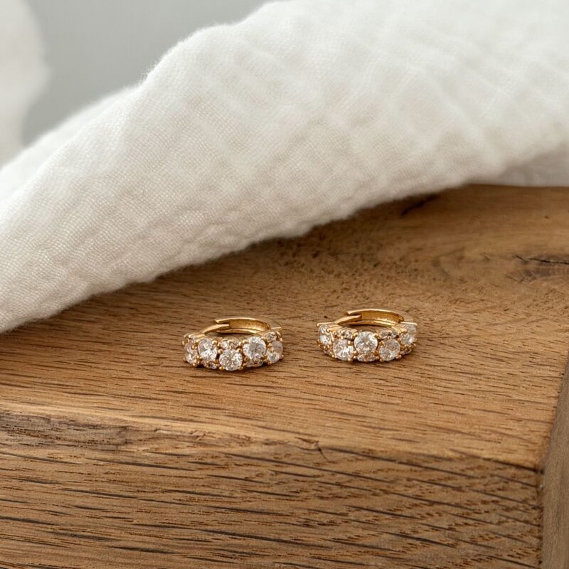 Boucles d'oreilles Elizia en plaqué or 3 microns 1 carats style mini créoles et oxydes de zirconium pour femmes séléction de bijoux jolie demoiselle