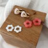 Lot de trois paires de boucles d'oreilles tendance interchangeables motif fleur et coeur.