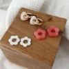 Lot de trois paires de boucles d'oreilles tendance interchangeables motif fleur et coeur.