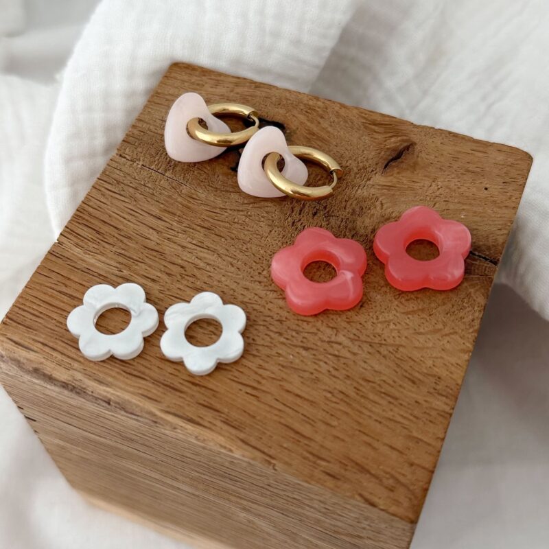 Lot de trois paires de boucles d'oreilles tendance interchangeables motif fleur et coeur.