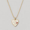Collier pour femme en acier inoxydable qui se compose d'une chaîne classique et d'un pendentif en forme de coeur émaillé en blanc avec la phrase "More Amor Par Favor", en doré.