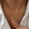 Collier pour femme très tendance décoré de petits pendentifs colorés : une grappe de raison, des cerises, des coeurs, une étoile