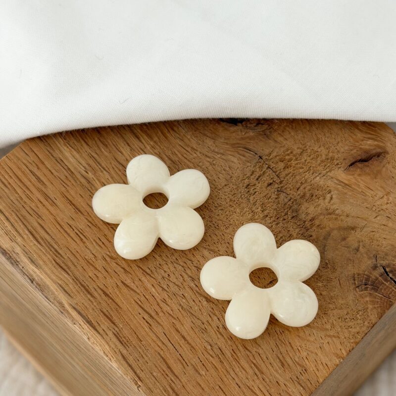 Fleurs tendance pour boucles d'oreilles en acétate beige motif fleur.