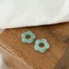 Bijou floral très tendance à interchanger au gré de vos humeurs et outfit ! Craquez pour notre paire de fleurs en acétate coloris vert sauge, à enfiler sur la paire de créoles de votre choix.