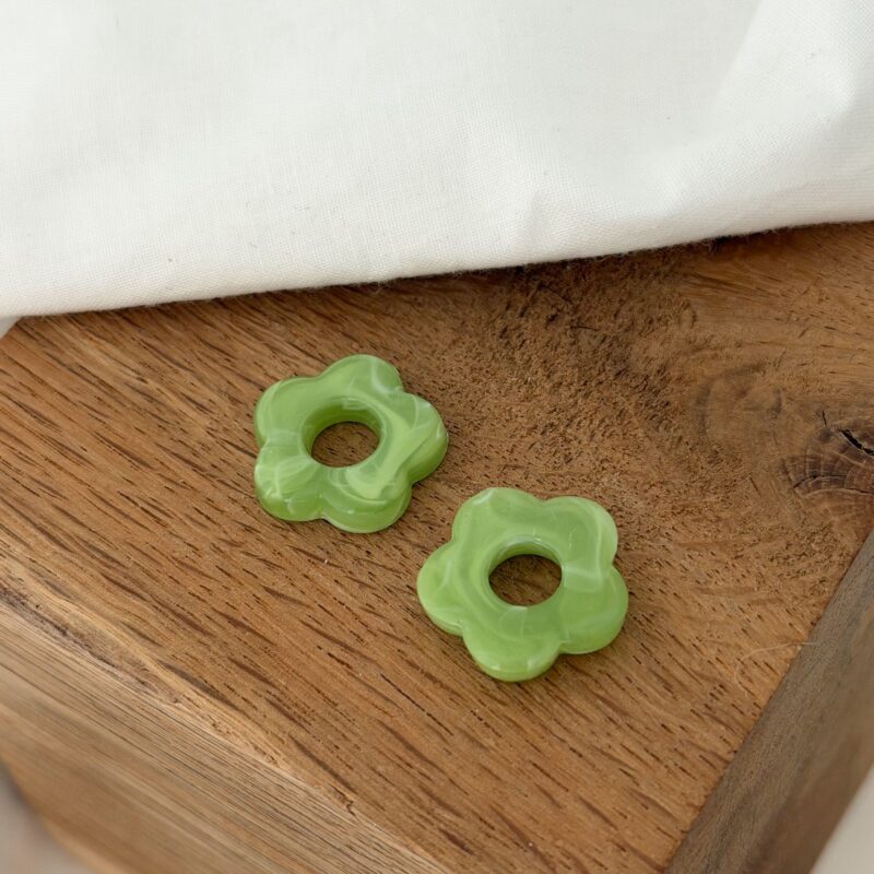 Paire de fleurs en acétate coloris vert pomme à enfiler sur paire de boucles d'oreilles type créoles.