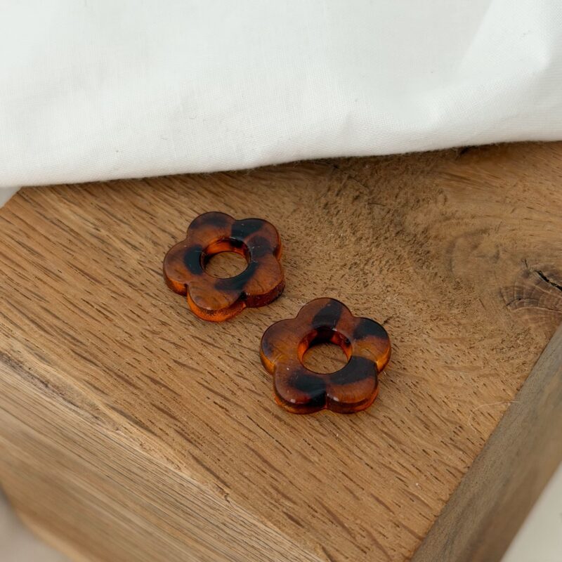 Paire de fleurs tendance en acétate motif léopard à faire glisser sur une paire de boucles d'oreilles type créoles.