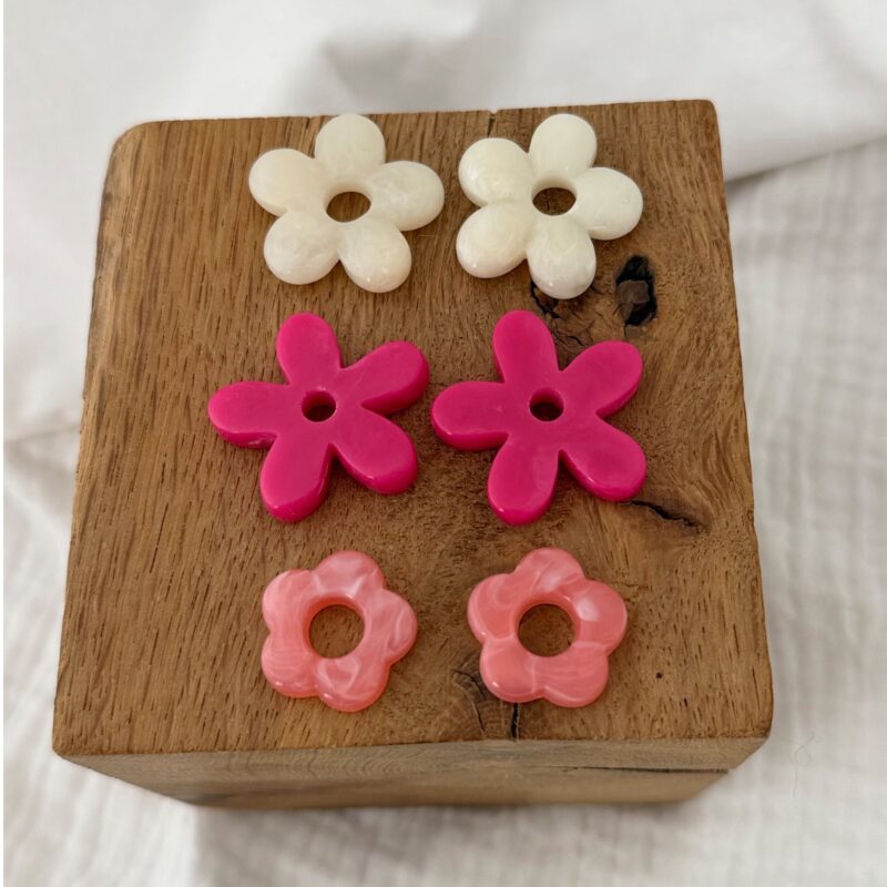 Trio de fleurs en acétate rose et beige, pour boucles d'oreilles type créoles.
