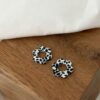 Boucles d'oreilles interchangeables pour femme, le must-have bijoux du moment ! Découvrez notre paire de fleurs en acétate, coloris blanc et noir motif Terrazzo. Ce bijou sera à glisser sur votre paire de boucles d'oreilles type créoles favorite ! Diamètre de la fleur : 0,8 centimètres.