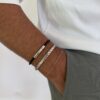 Association de bracelets pour homme en acier inoxydable. Bijoux élégants et raffinés.