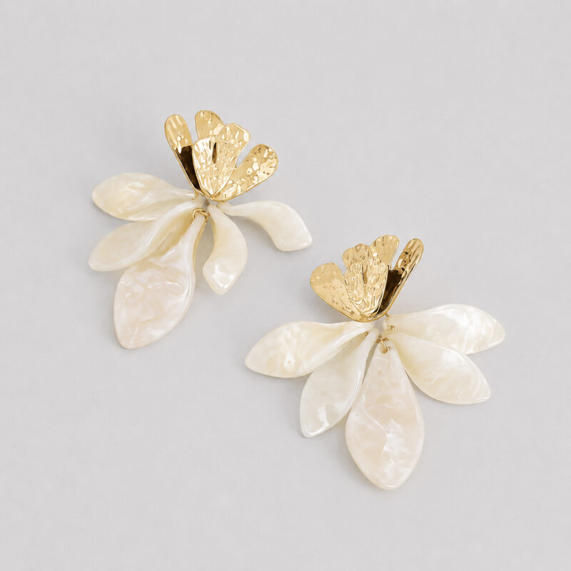 Boucles d'oreilles imposantes taille XXL tendance motif floral composé de plusieurs pétales beiges.