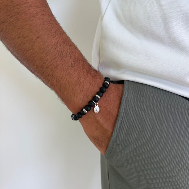 Bracelet homme élastique avec perles noires.