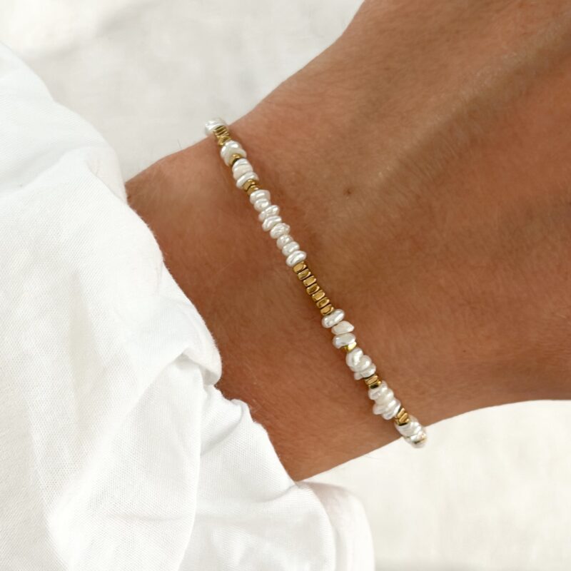 Bracelet fin perles d'eau douce bijou raffiné.